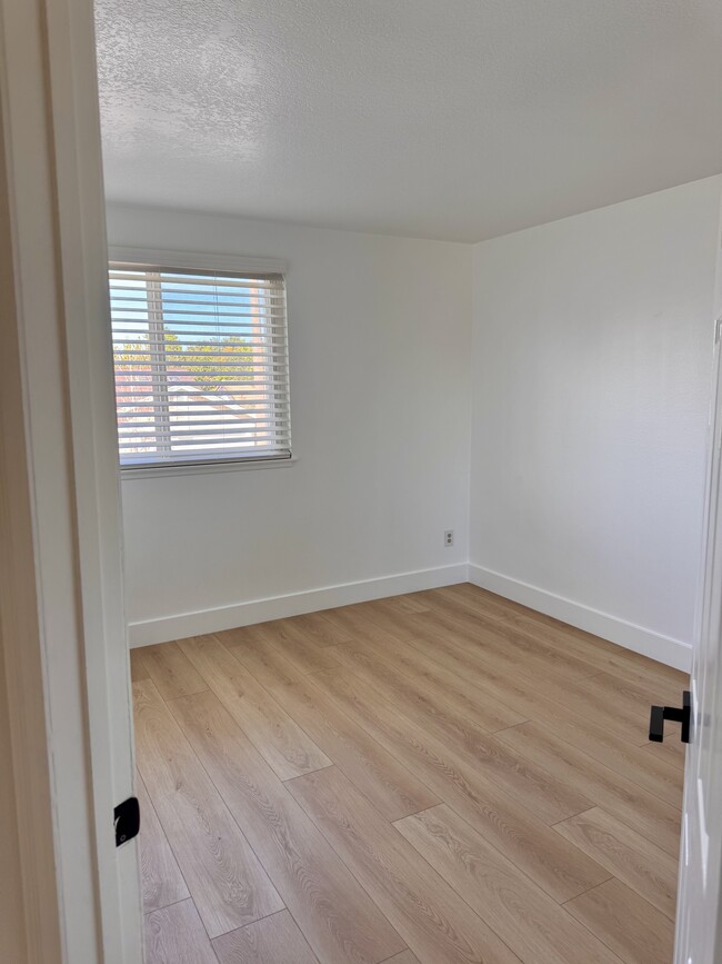 Building Photo - 23940 Vía Rosa Linda