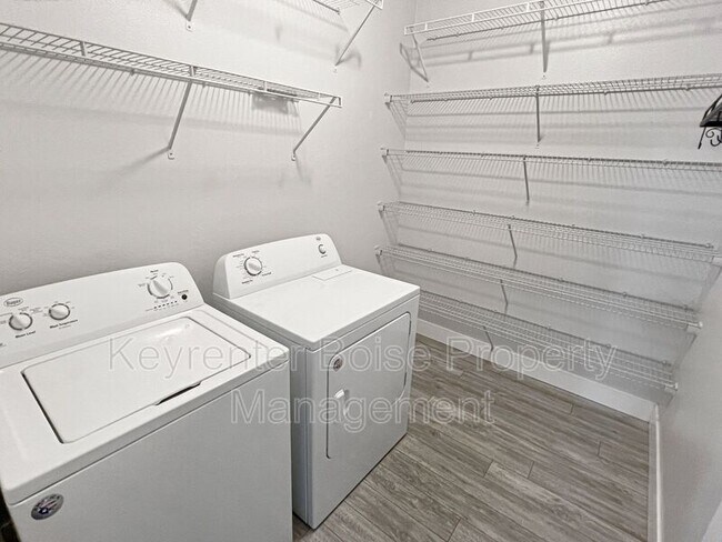 Building Photo - 1691 E Daulby St