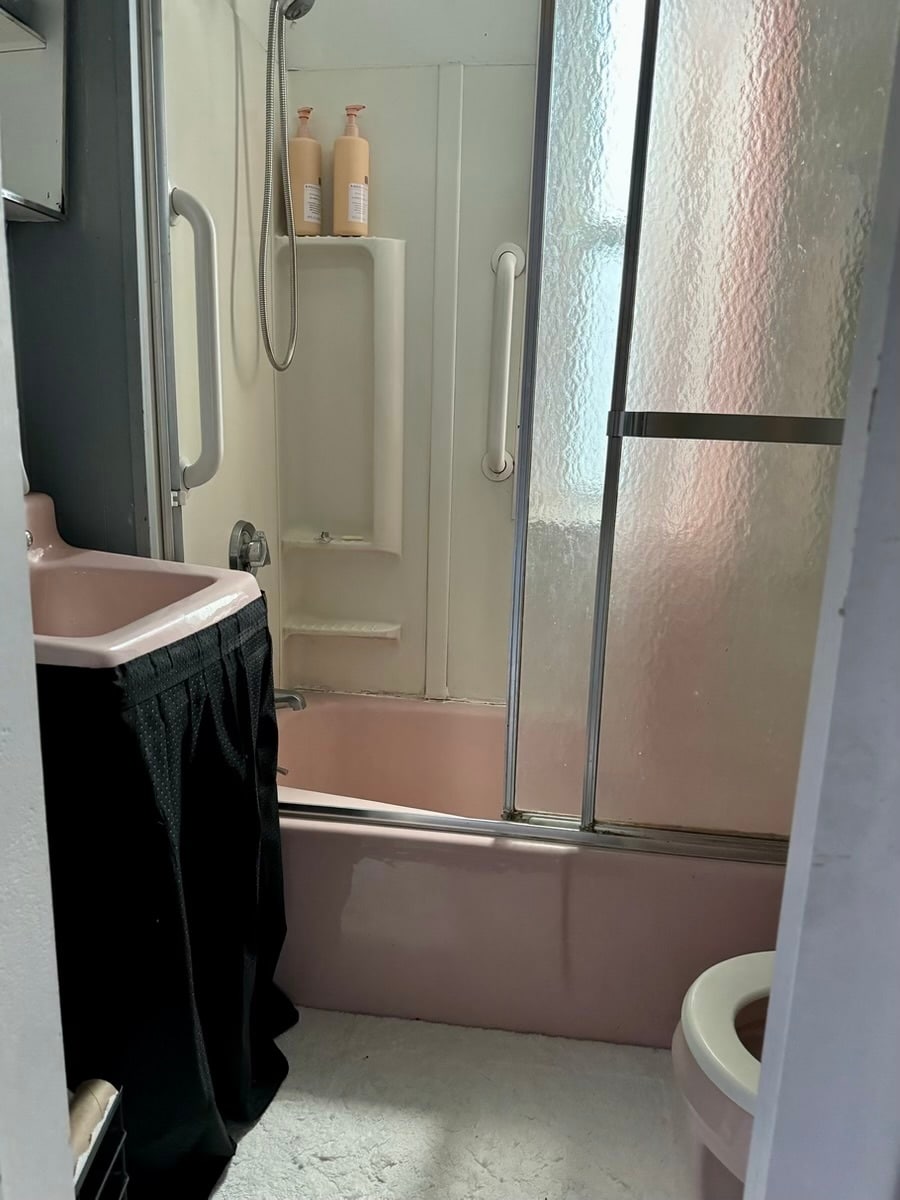 Building Photo - 869 Saratoga St