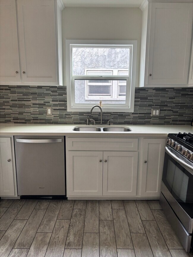 Building Photo - 958 2nd St