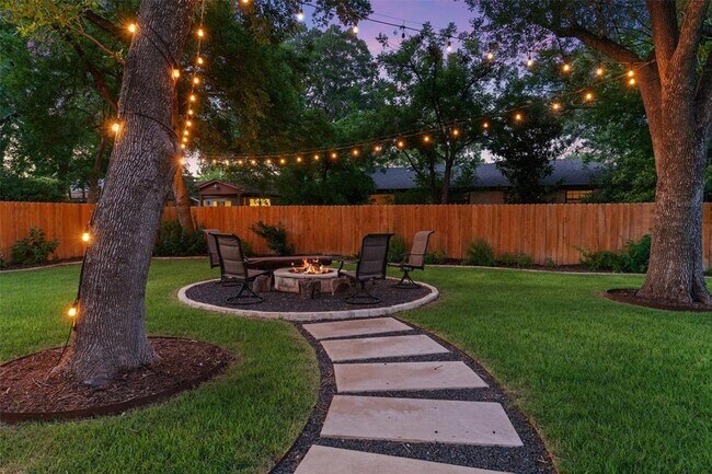 Building Photo - 3112 Val Dr