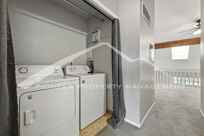Building Photo - Spacious Condo with Washer/Dryer and Centr...