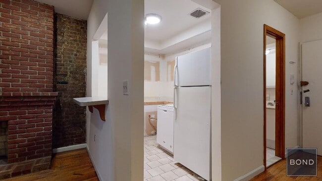 Building Photo - 255 W 93rd St