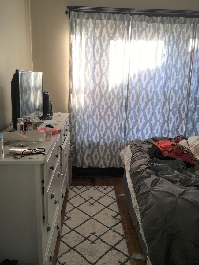 Building Photo - 1959 W Farragut Ave