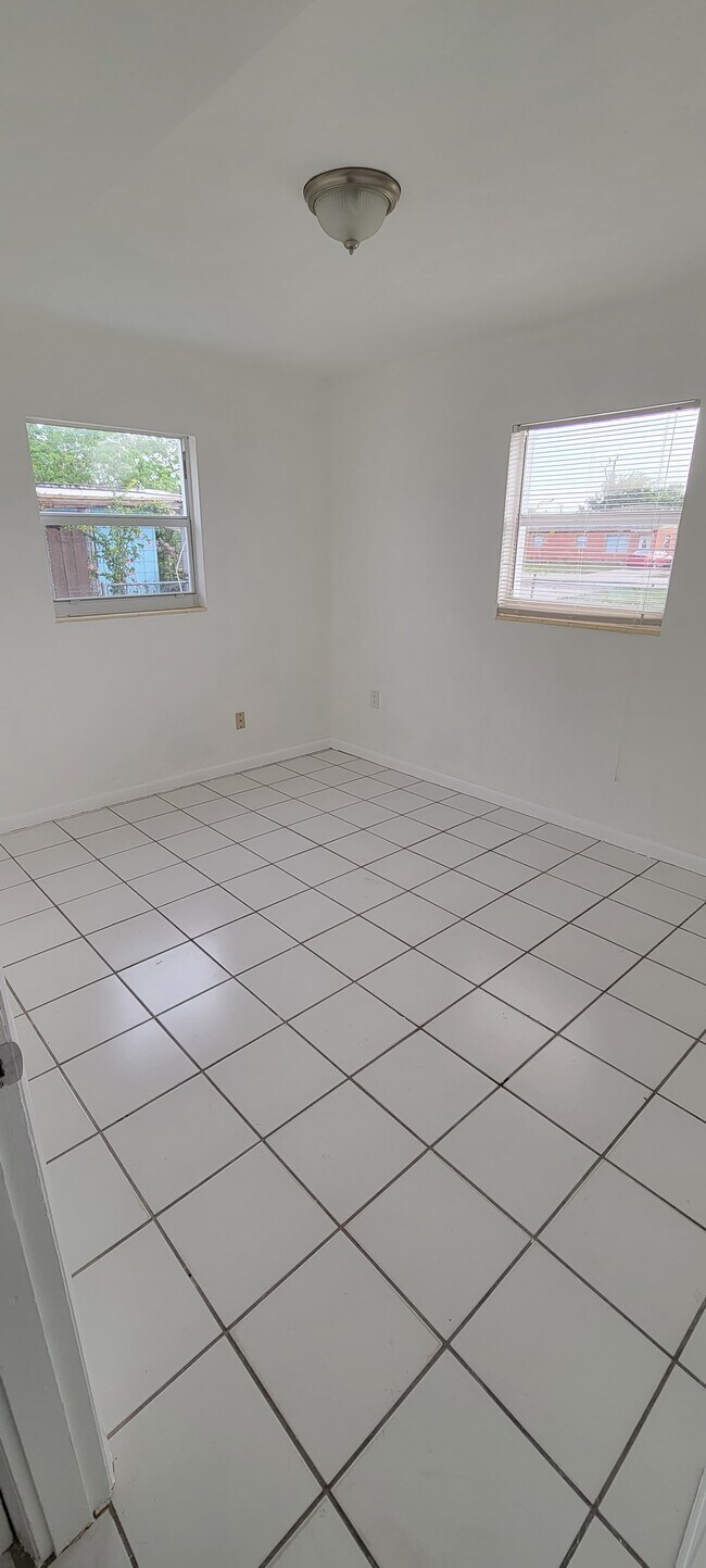 Building Photo - 102 Alabama Rd S