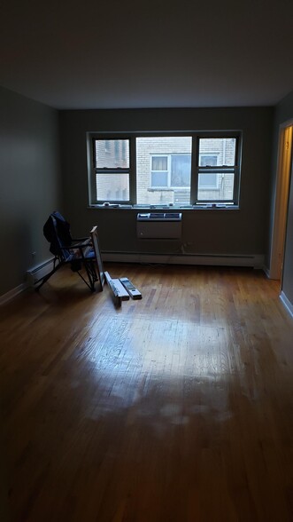 Hardwood floors - 420 W Aldine Ave