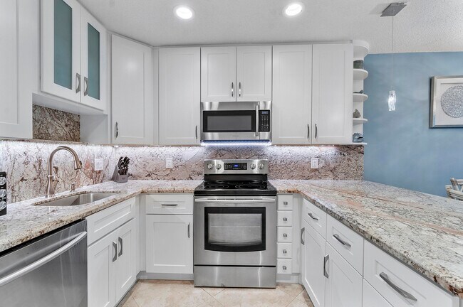 Building Photo - 250 S Ocean Blvd