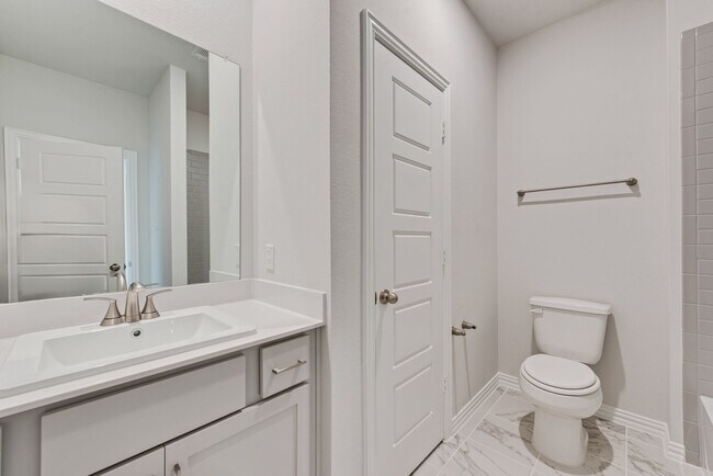 Building Photo - 3404 Riverlawn Dr