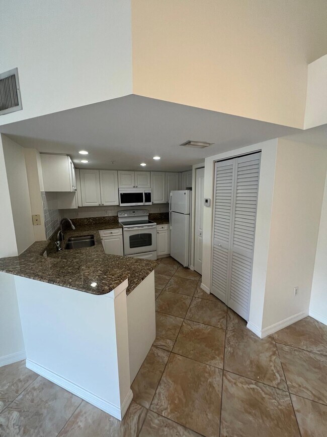 Building Photo - 500 Crestwood Ct N
