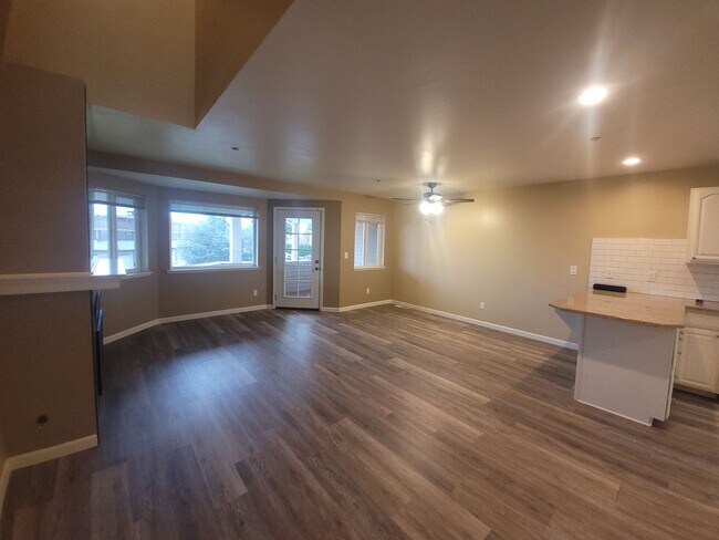 Building Photo - Bayview Townhouse Condo in Blaine with Gar...