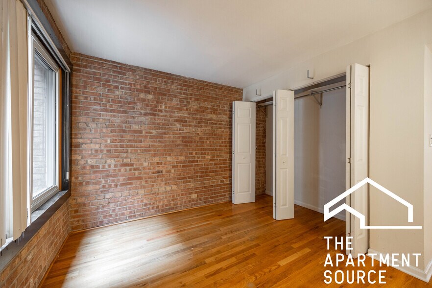 Building Photo - 1214 N La Salle Dr