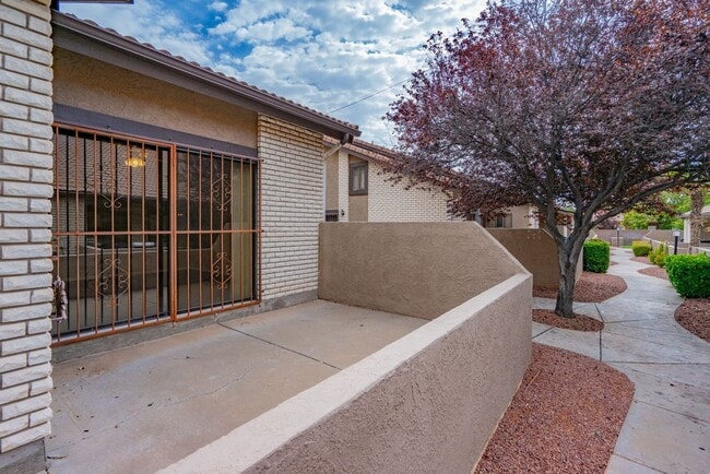 Building Photo - Spacious Updated Townhome in Downtown St. ...
