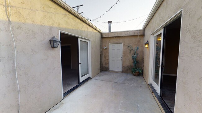 Building Photo - 6BD/3BA on Dorothy Dr!!