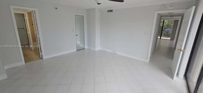 Building Photo - 2843 S Bayshore Dr