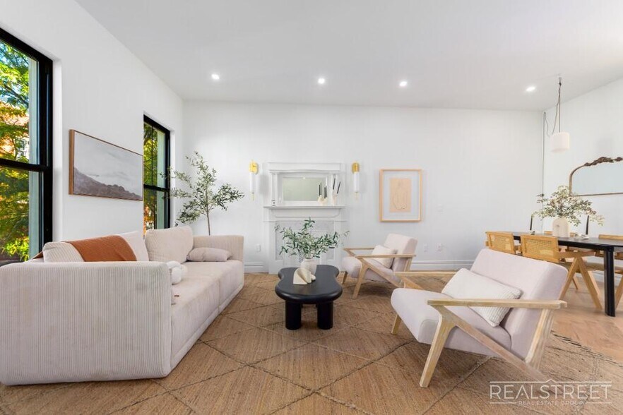 Building Photo - Stunning Brand New Townhouse for Rent in Bushwick!