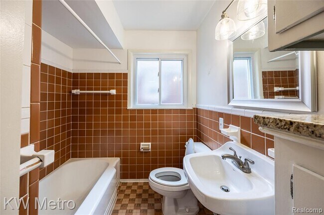 Building Photo - 1316 Lyons Ave