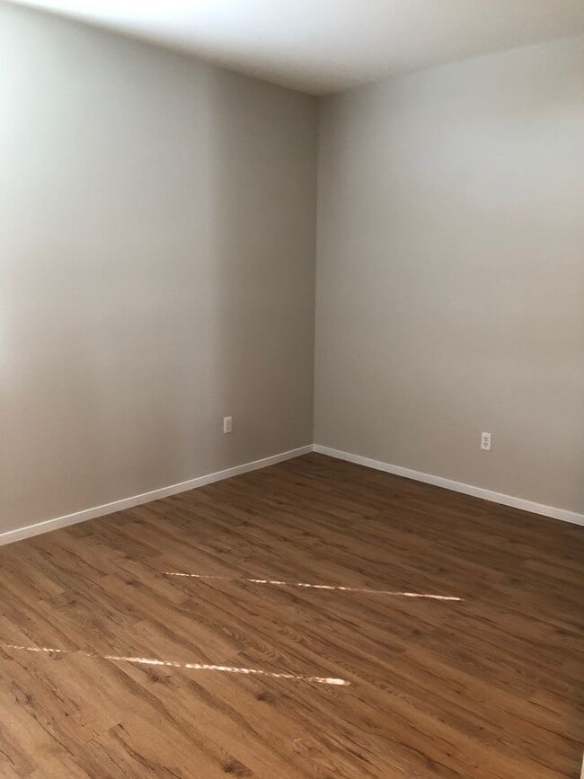 Building Photo - GREAT TOWNHOME LOCATED IN GATED COMMUNITY!!