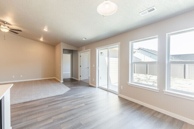 Building Photo - Perfect location for a 4 bed 2 bath with a...