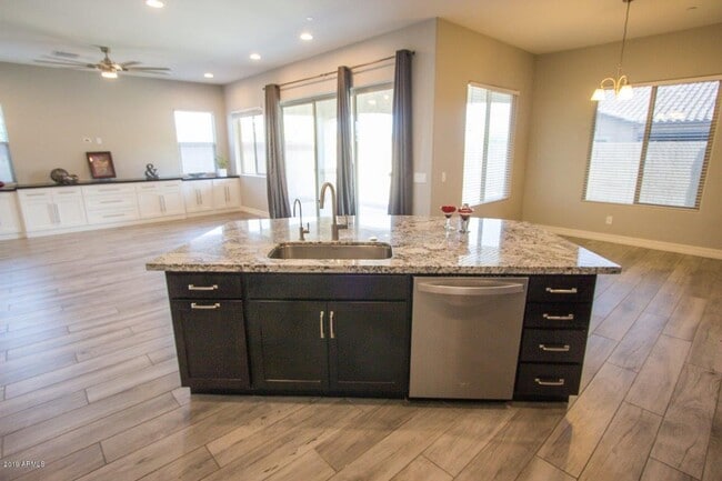 Building Photo - Gorgeous 4 Bed + den Single Level Home in gated community in North Peoria with RV Gate / BBQ!!