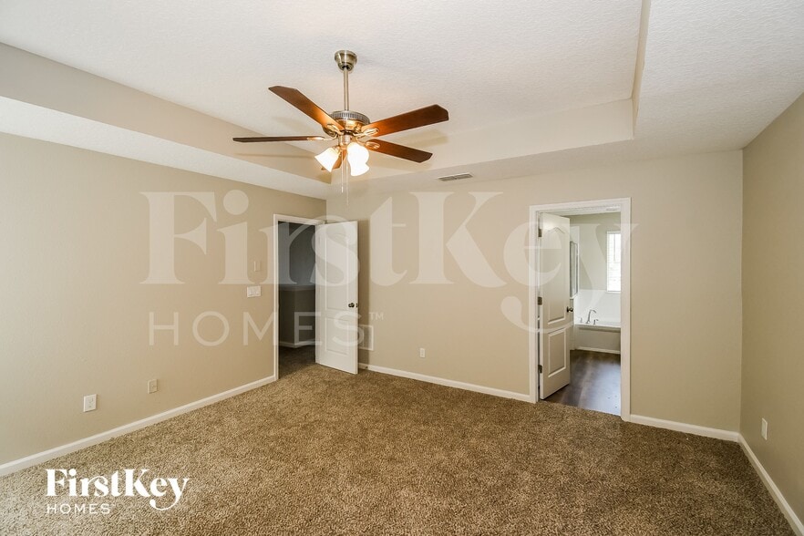 Building Photo - 1504 Falabella Dr