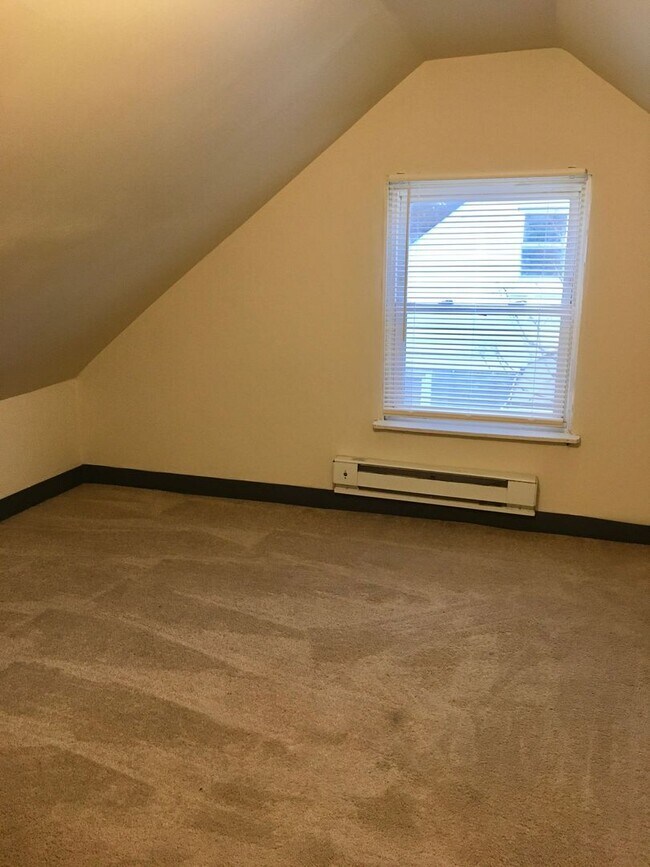 Building Photo - Charming 3 Bedroom/1 Bathroom Home with Carport - Dundalk!