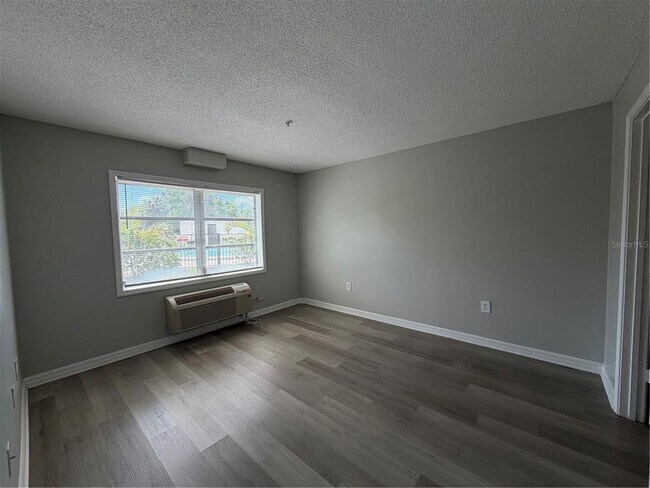 Building Photo - 406 S Cedar Ave