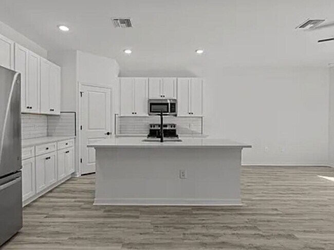 Building Photo - 1141 Edgerton Ave