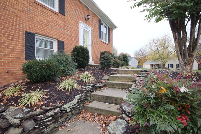 Building Photo - Large 4BR/3B Brick Home