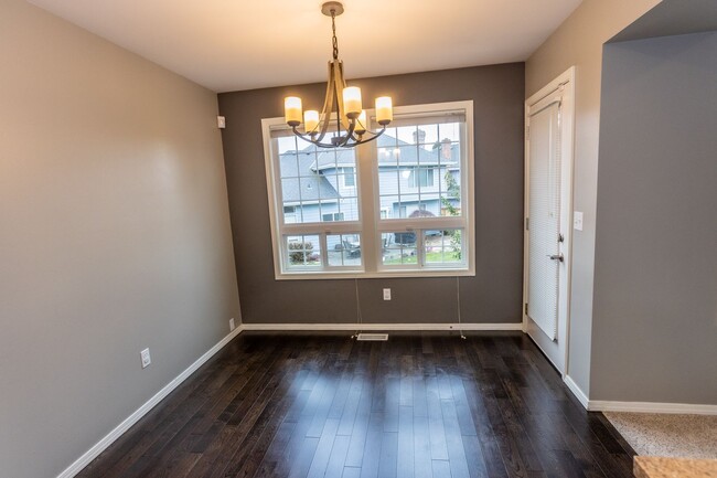 Building Photo - Beautiful 2 Bed 2.5 Bath Townhome in Kent