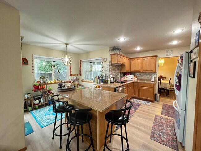 Building Photo - Beautiful 3 Bed, 2.5 Bath House in Central...