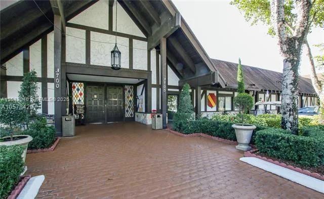 Building Photo - 3690 Inverrary Dr