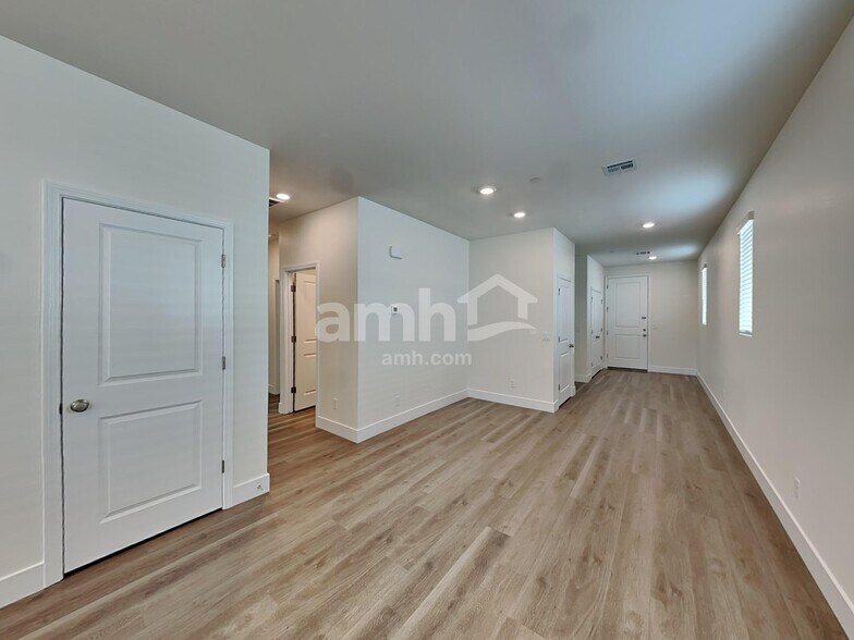 Building Photo - 525 Speckled Orchid Pl