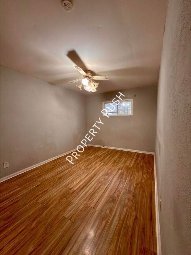 Building Photo - 706 W 47th St