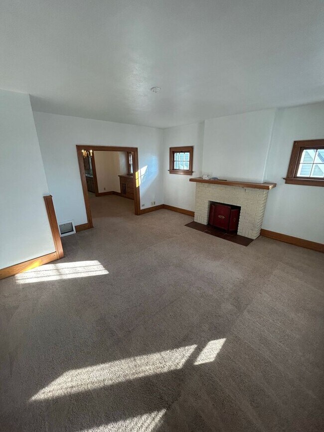 Building Photo - 1439 Vassar Dr