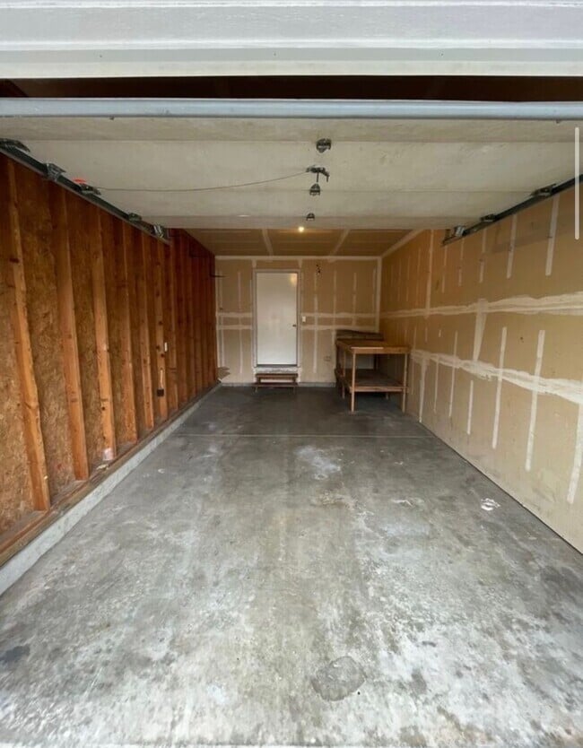 Building Photo - 2 bed 1 bath Duplex (corner lot)