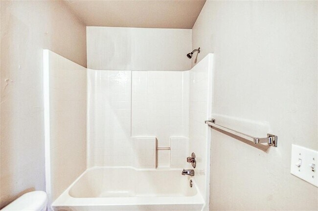 Building Photo - 4801 SE 77th St