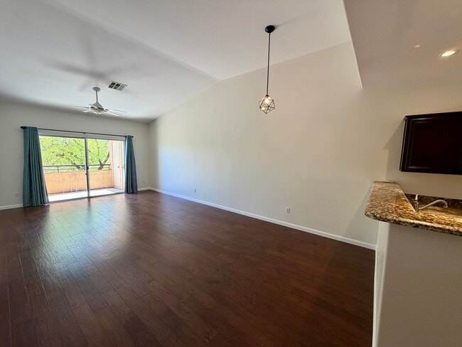 Building Photo - Close to shopping and easy access to Freeway!!!