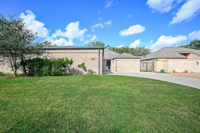 Building Photo - 414 Fox Briar Ln
