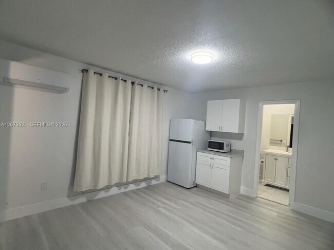 Building Photo - 5004 SW 140th Ct