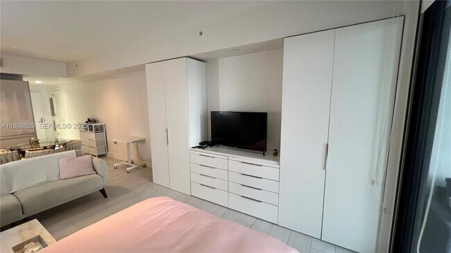 Building Photo - 1010 Brickell Ave