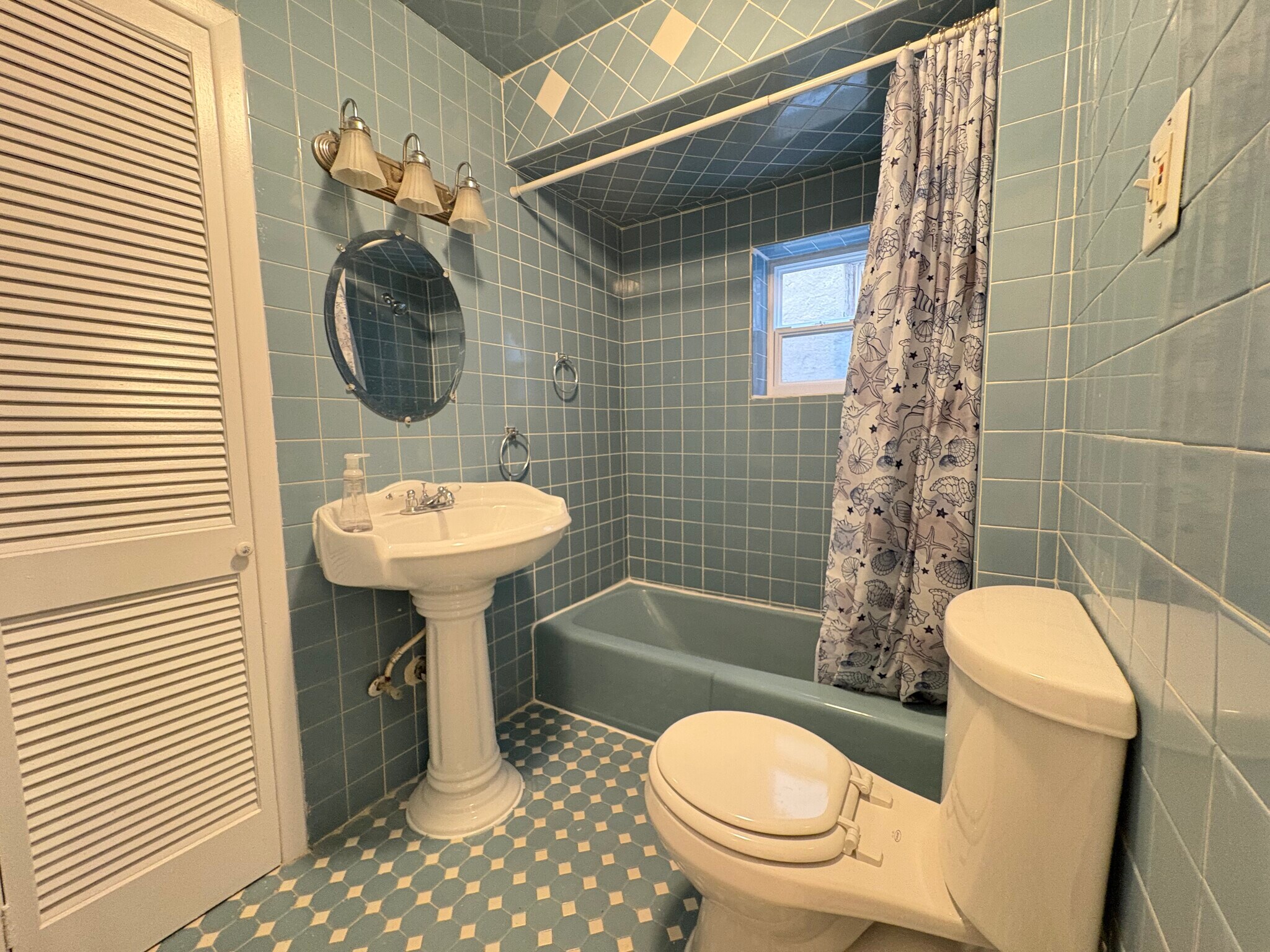 137 W 54th St #3 - 136 W 54th St