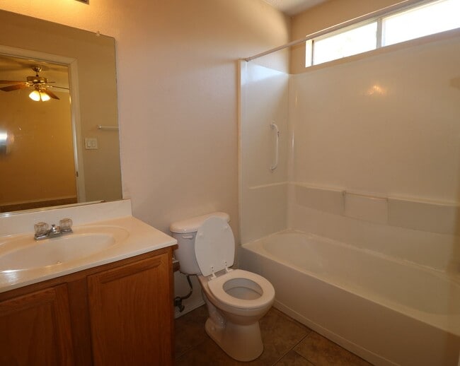 Building Photo - 3BR, 2BA, 2CG