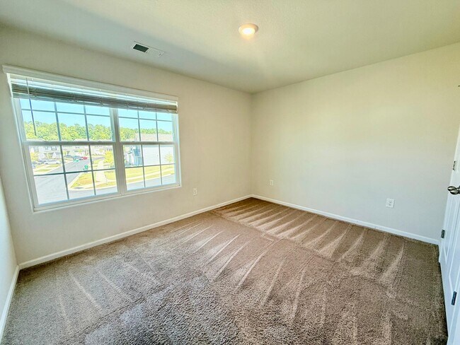 Building Photo - 6200 Lowe Ln