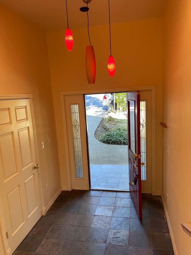 Building Photo - CHARMING MULTNOMAH VILLAGE CUSTOM HOME AVA...
