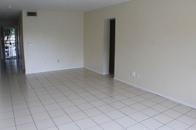 Building Photo - 2 bed, 2 bath Condo