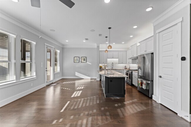 Building Photo - 817 Kamano Ave