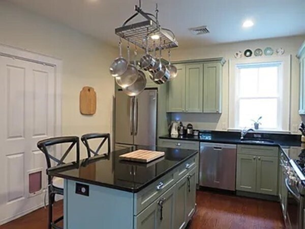 Building Photo - 19 Anson St