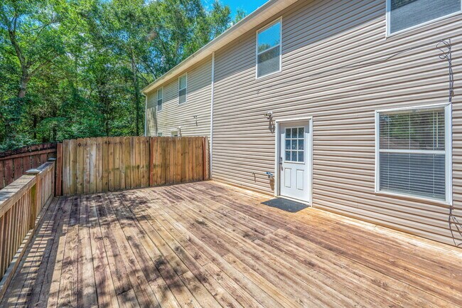 Building Photo - 242 Wainwright Dr