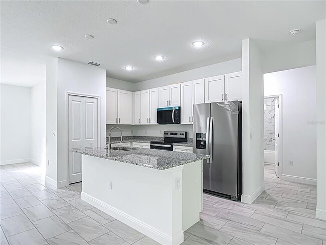 Building Photo - 5736 N Claremont Dr