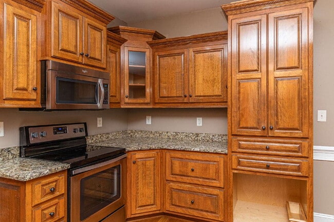 Building Photo - Spacious 2-Story in Pikeville! 3 BR | 2.5 BA w/ Bonus Room *Lawn Care / Trash Included*